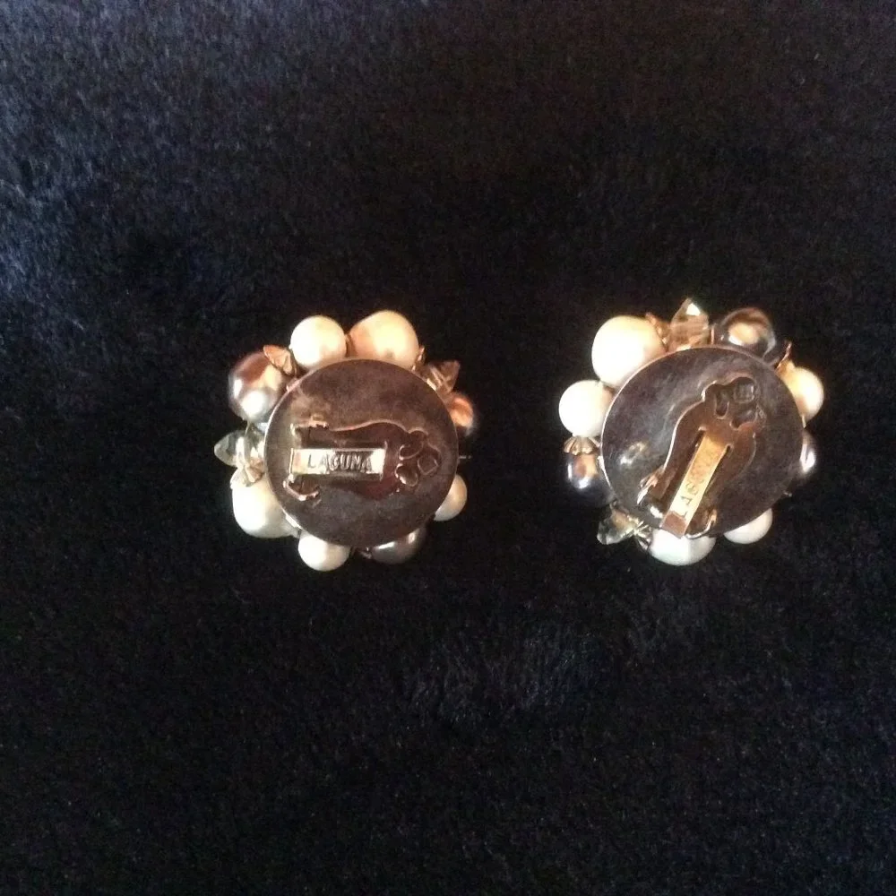 Laguna Vintage Stamped Faux Black and White Pearl Cluster Retro Clip On Earrings - Picture 2 of 3